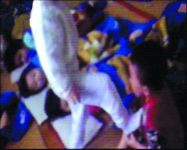 女童脚踹同班男生。林鸿 翻拍